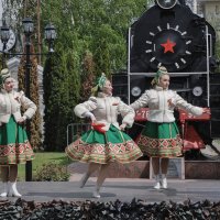 Танцуют "Воронежские девчата" :: Татьяна Машошина