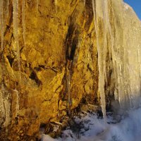 Сосульки на камне :: Сергей Швечков