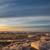 Весенний закат на озере :: Виктор Желенговский