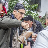 Наш культовый фотокорреспондент Валерий Кругликов на разливе свежевыжатого виноградного сока :: Коля Лукашов Наш культовый фотокорреспондент Валерий Кругликов на разливе свежевыжатого виноградного сока :: Коля Лукашов