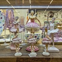 Балет в посудной лавке :: Валерий Иванович