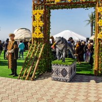 На площади :: Анатолий Чикчирный