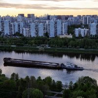 Тихо плывёт баржа на закате дня,,,, :: Анатолий Колосов