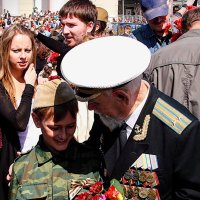 Цветы ветерану :: Анатолий Колосов