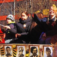 Май...Бессмертный полк в Нефтеюганске. :: Владимир 