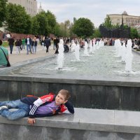 Мальчик у фонтана :: Gen Vel