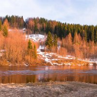 10 мая, холодный вечер на берегу реки Ухта. Тайга окрашена красноватыми лучами заходящего солнца :: Николай Зиновьев