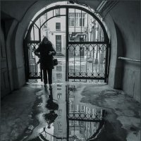 Фотограф в арочном проходе :: Наталья Rosenwasser
