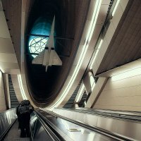 А эскалатор бежит, а эскалатор не ждёт. :: Татьяна Помогалова