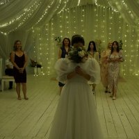 Сейчас  о н а  бросит букет ..... :: Алёна Савина