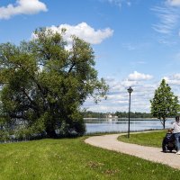 Прогулка у озера :: Roman Ilnytskyi