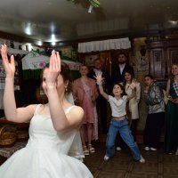 Внимание ...Летит Букет...2 :: александр донченко