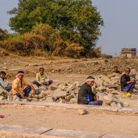 Готовят камни для ремонта форта Гвалиор :: Георгий А