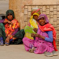 Местные во дворе храма Карн Махал :: Георгий А Местные во дворе храма Карн Махал :: Георгий А