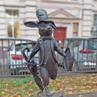 Памятник Белому кролику с часами. :: ИРЭН@ . Памятник Белому кролику с часами. :: ИРЭН@ .