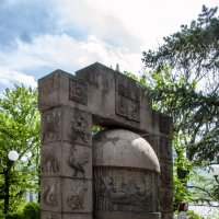 Скульптура "Знаки Зодиака" в курортном парке :: Gen 