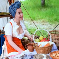 Лавочка вкусняшек и ХОЗЯЮШКА... :: Anatoly Lunov