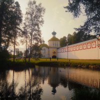 Летний вечер возле стен монастыря :: Сергей Кочнев