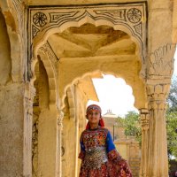 Девушка в национальном костюме :: Георгий А