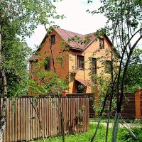 Домик напротив церкви,,,, :: Анатолий Колосов