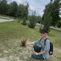 Дама с собачкой в парке Соловьи :: Евгений 