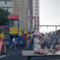 На детской площадке... :: Андрей Хлопонин На детской площадке... :: Андрей Хлопонин