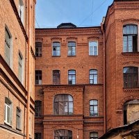 Во дворе фабрики "Братья Бух" :: Татьяна Машошина