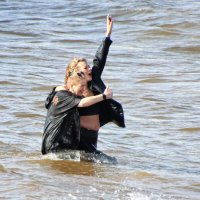 море по колено,Финский залив,случайные люди :: Laryan1 