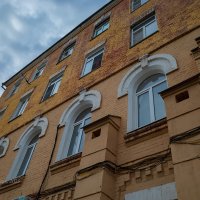 Фасад старинного дома :: Александр Синдерёв