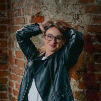 На фоне кирпичной стены. :: Владимир Крышковец