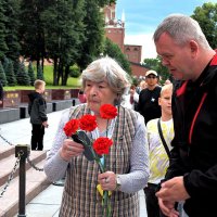 Возложить цветы к Могиле Неизвестного Солдата может каждый. :: Татьяна Помогалова Возложить цветы к Могиле Неизвестного Солдата может каждый. :: Татьяна Помогалова