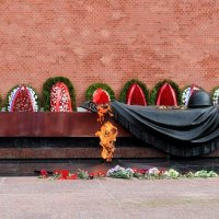 Венки у Кремлёвской стены  от 22.06.2025 года. :: Татьяна Помогалова