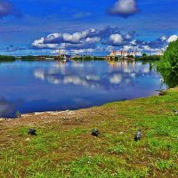 Июнь...Летний пейзаж с рекой и голубями на траве! :: Владимир 