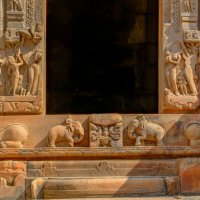 Детали скульптур у входа в один из храмов Батешвар :: Георгий А Детали скульптур у входа в один из храмов Батешвар :: Георгий А