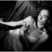 Женский портрет на темном фоне :: Михаил Зобов