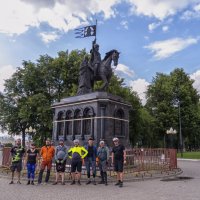 У памятника. Фото на память :: Сергей Цветков У памятника. Фото на память :: Сергей Цветков