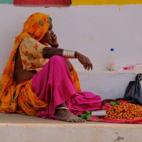 Отдых у стены своего дома :: Георгий А