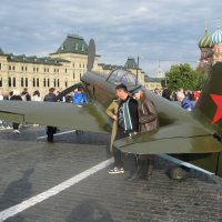 У самолёта легендарного :: Дмитрий Никитин У самолёта легендарного :: Дмитрий Никитин