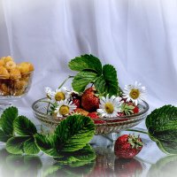 Ягодное угощение :: Людмила Павловна Крышковец