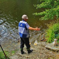 Июль...С песиком на рыбалке! :: Владимир 