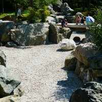 Дети разглядывают черепаху.( она в тени под мостиком) :: Alexey YakovLev Дети разглядывают черепаху.( она в тени под мостиком) :: Alexey YakovLev