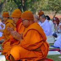 Буддисты молятся в Сарнате :: Георгий А