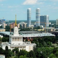 Вдалеке две 58-этажные башни жилого комплекса «Триколор» :: Татьяна Помогалова