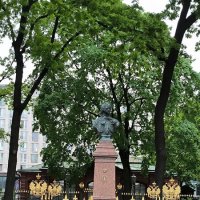 У домика Петра I - бюст императора . :: Ольга 