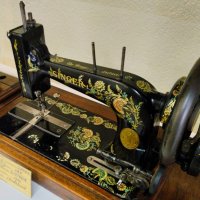 Выставка швейных машинок (экспонат) :: Галина Бобкина