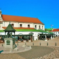 Бывшие торговые ряды на фоне бывшего костёла святого Иосифа :: Глeб ПЛATOB