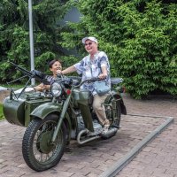 Эх, прокачу! (гостья из Китая попросила сделать фото с моей женой на память). :: Михаил "Skipper"