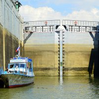 Начинается шлюзование, - ворота закрываются :: Татьяна Лютаева Начинается шлюзование, - ворота закрываются :: Татьяна Лютаева