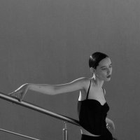 Девушка в черном при контровом свете на лестнице у перил :: Lenar Abdrakhmanov