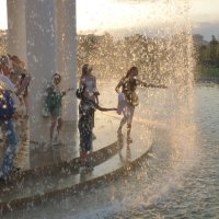 " На фоне брызг ,снимается семейство." :: Alexey YakovLev